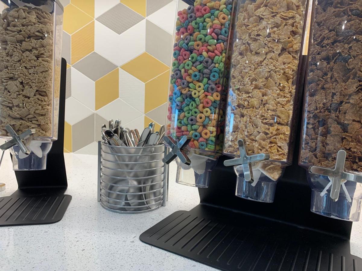 Hyatt Place Bakersfield Bagian luar foto